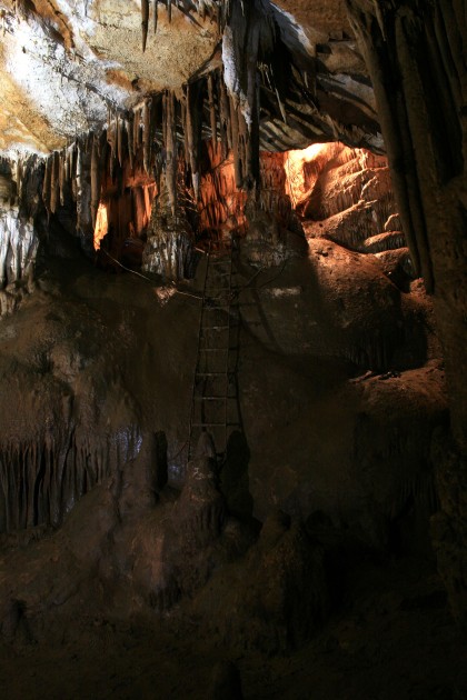 particolare della scaletta di accesso all'ultima parte dela cavità